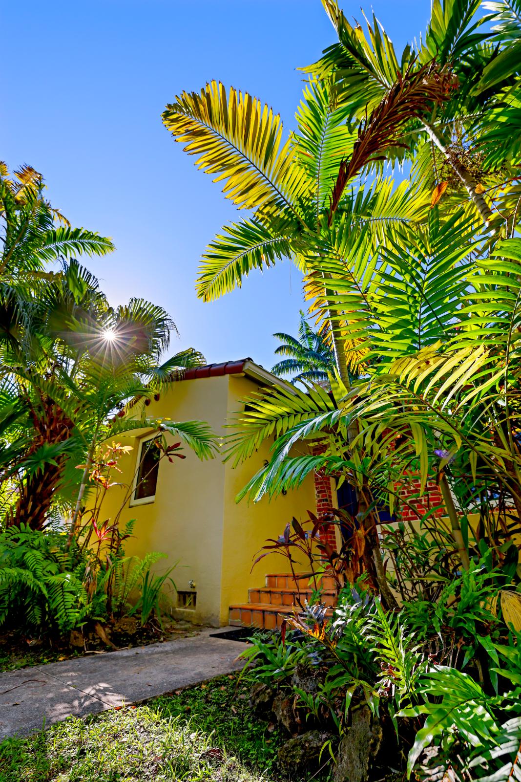 Additional garage-side tropical landscaping detail